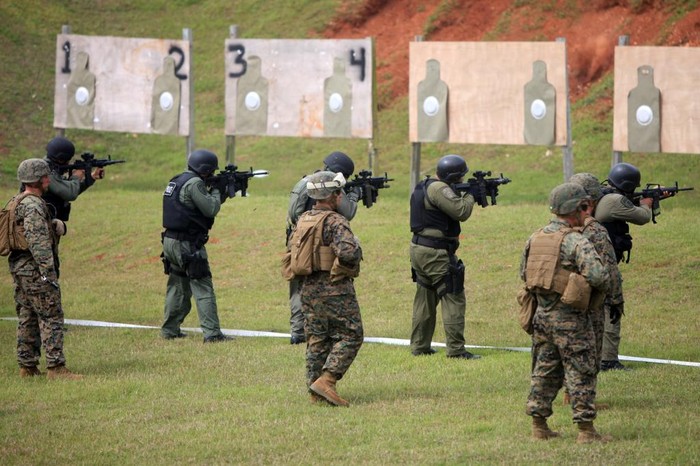 Binh sỹ thủy quân lục chiến Mỹ theo dõi màn tập bắn của các binh sỹ thuộc lực lượng cảnh sát đặc nhiệm